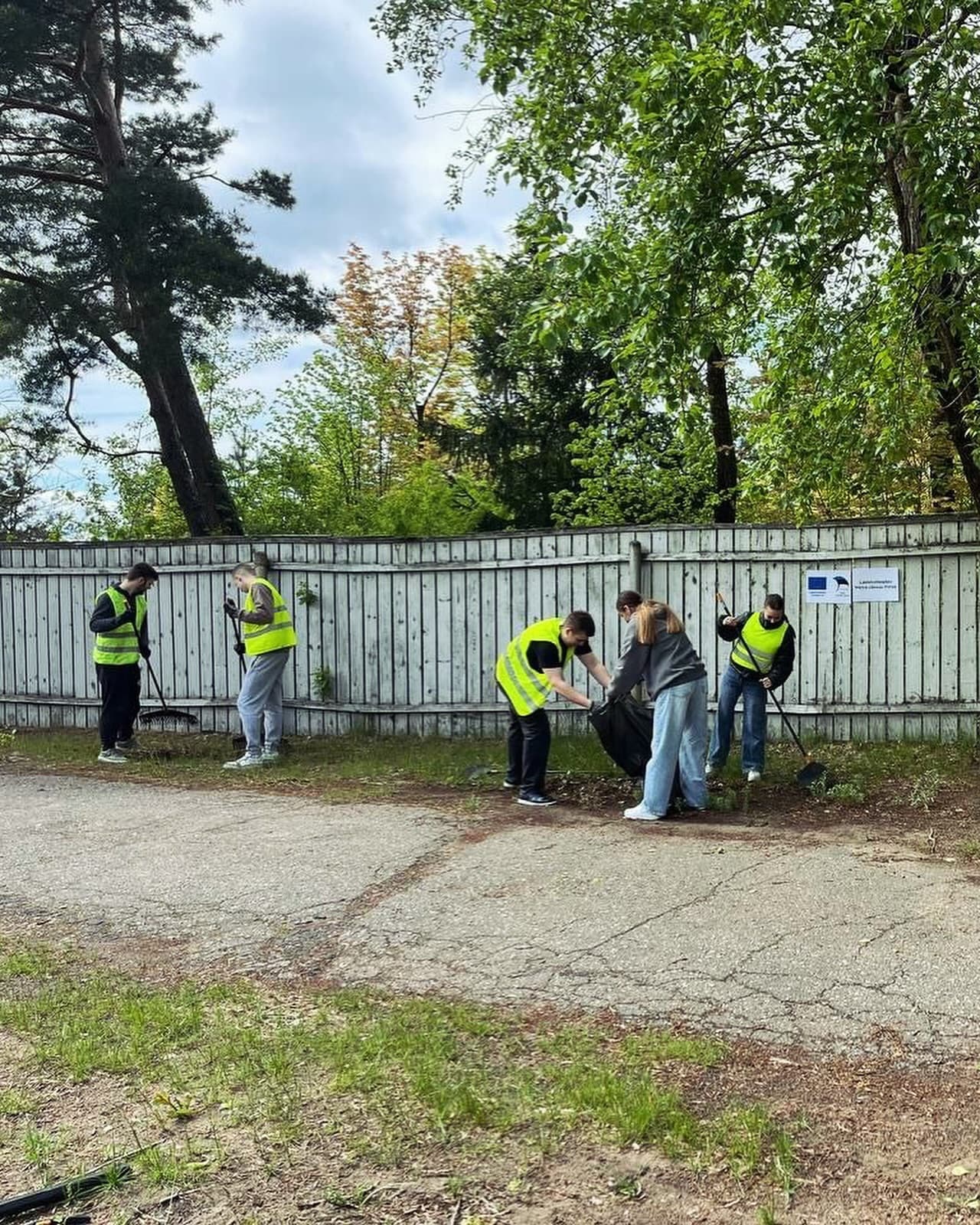 Noored korrastasid Narva-Jõesuu tuletorni ümbrust - 3